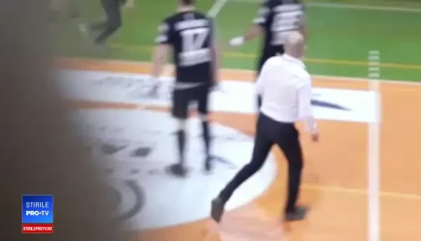 Scene violente la meciul de handbal Steaua - Dinamo. 450 de suporteri s-au luat la bătaie
