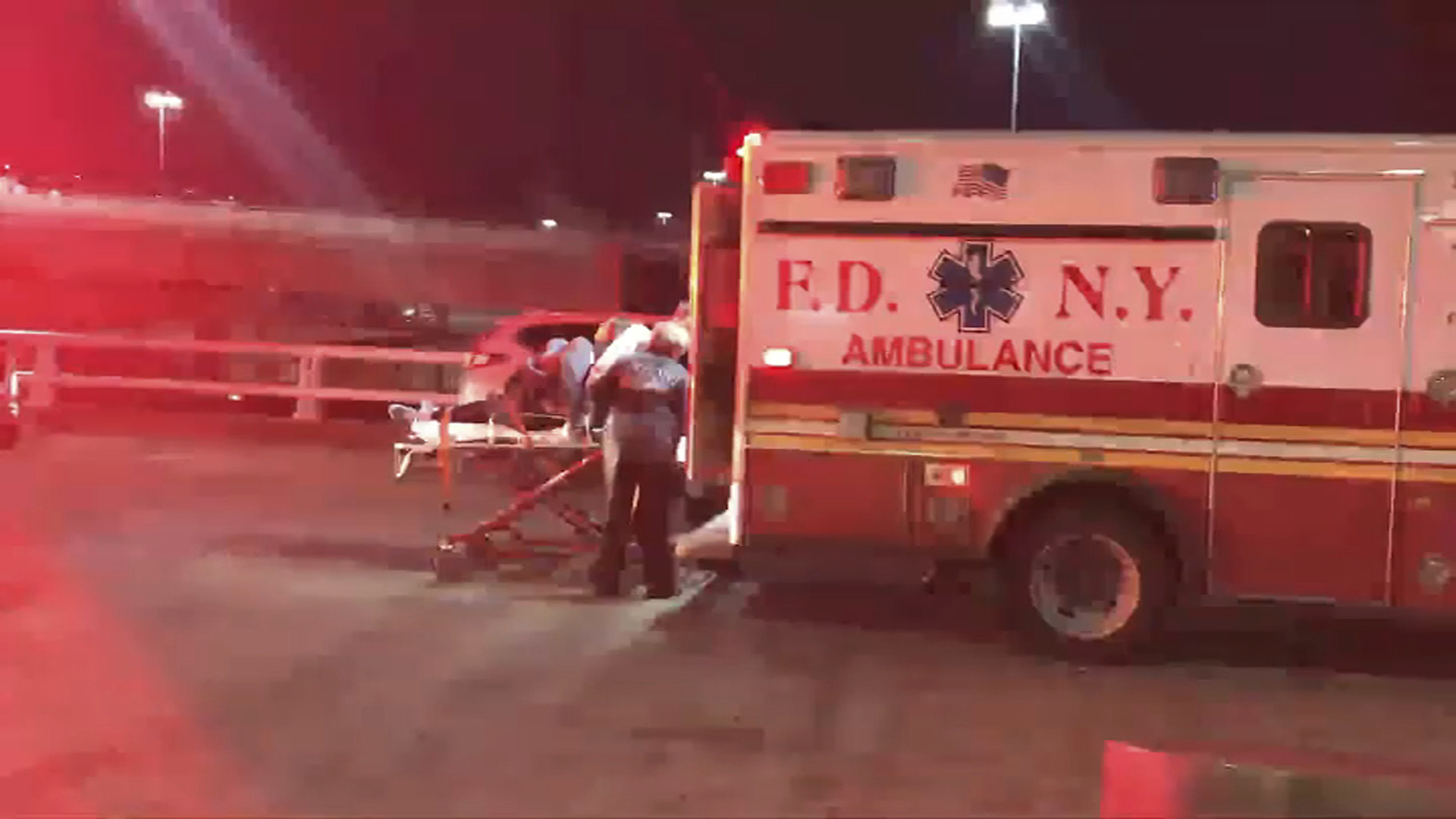 Panică la bordul unui avion care zbura spre New York. 30 de persoane, rănite. VIDEO