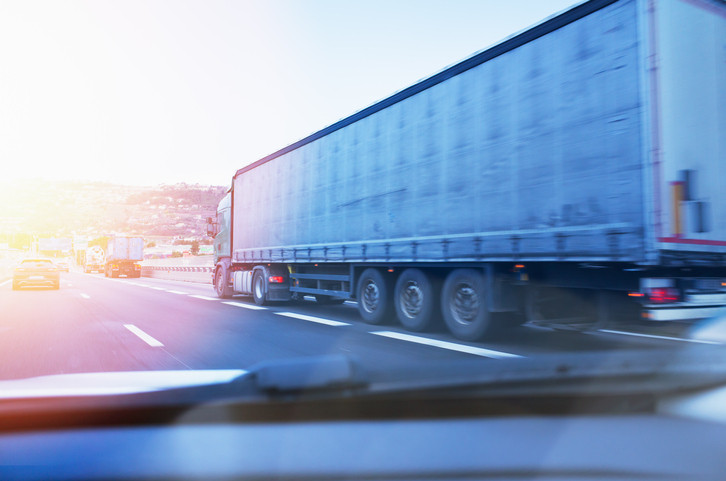 Român din Spania, necăjit că pierduse la păcănele. A băut şi a furat un TIR cu televizoare