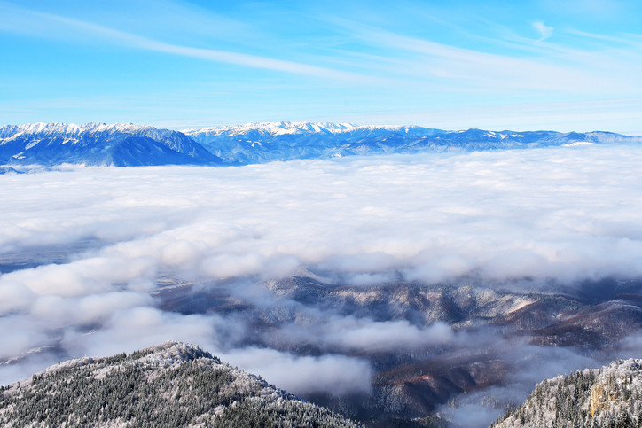 Staţiunile de la munte, afectate de vântul puternic. Situaţie gravă în Poiana Braşov