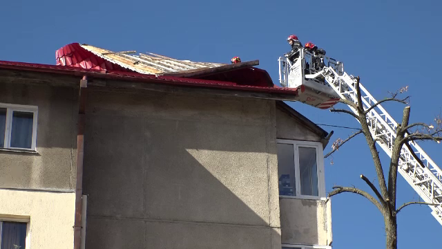 Cod galben de vânt şi ninsori viscolite în 27 de judeţe. Incidente în multe oraşe din ţară