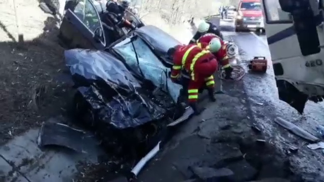 Accident grav în Argeş, pe DN 65, O şoferiţă a intrat în plin într-un TIR