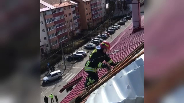 Dezastru în țară în urma vijeliilor. Avertizarea de vânt puternic rămâne în vigoare