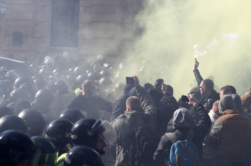 Convoiul preşedintelui Petro Poroşenko, atacat de ultranaţionalişti, în Cerkasî