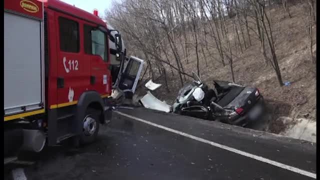 Accident grav după ce un TIR a intrat pe contrasens. Răniții, luați cu elicopterul