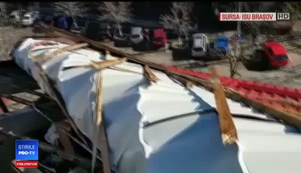 Dezastru în țară în urma vijeliilor. Avertizarea de vânt puternic rămâne în vigoare