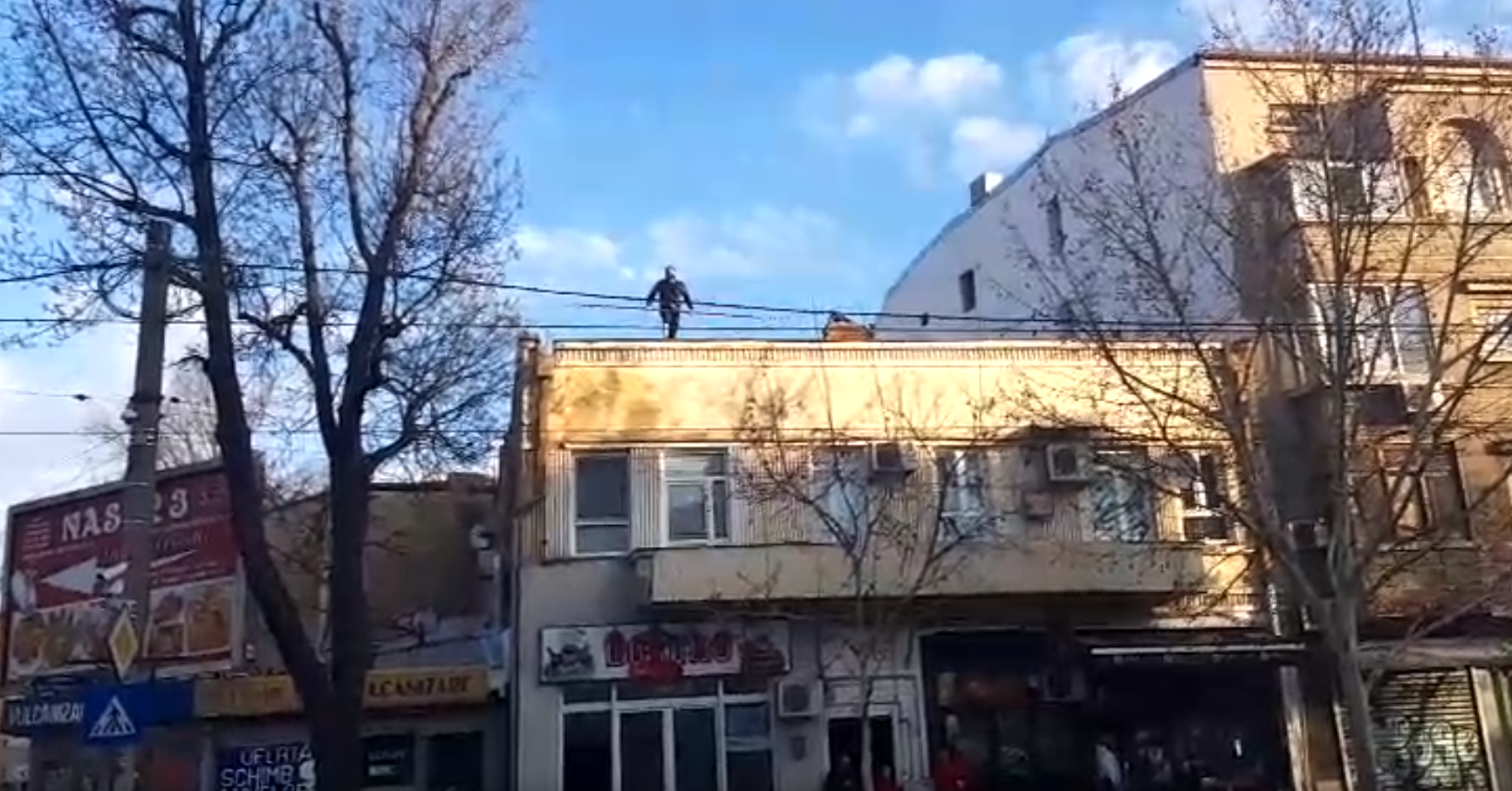 Un bărbat a aruncat cu cărămizi în trecători de pe o clădire din Capitală