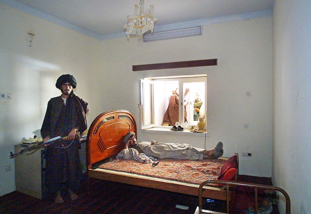 Unul dintre cei mai vânați teroriști din lume ar fi stat ascuns aproape de o bază americană