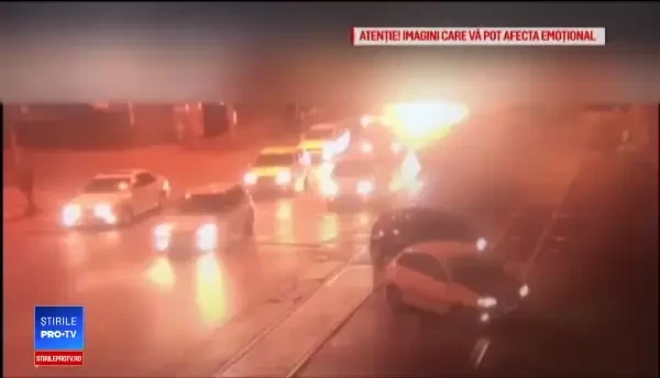 Maşină de poliţie răsturnată, după ce a încercat să traverseze o coloană de autoturisme