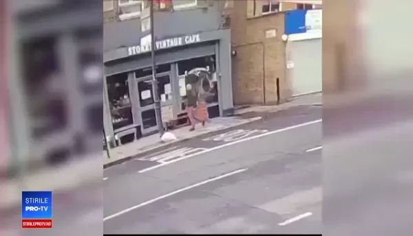 Momentul în care un bărbat scapă teafăr după ce un zid s-a prăbușit lângă el