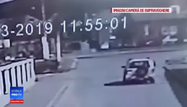 O șoferiță începătoare, lovită în plin de un tren. Scena a fost filmată