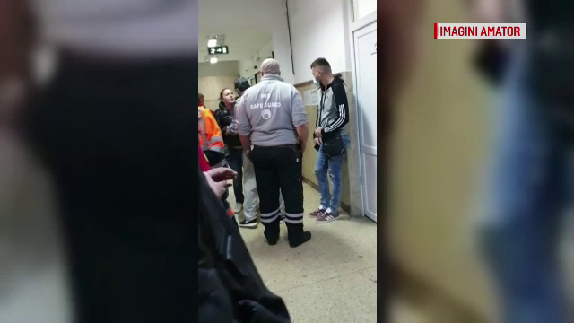 Momentul în care o femeie sparge geamurile Spitalului din Târgoviște. Ce a enervat-o