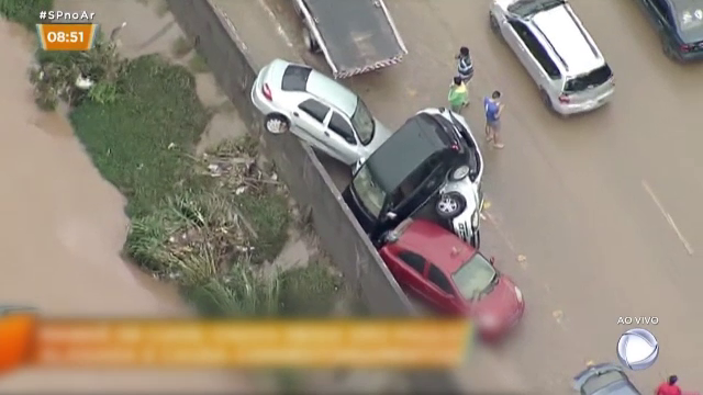 11 morți în urma unor inundații puternice în Brazilia. A plouat într-o zi cât într-o lună