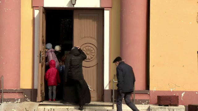 Un preot oferă locuri de parcare, lângă un spital, în schimbul rugăciunilor