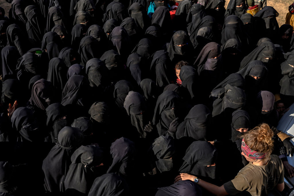 Momentul în care o mireasă jihadistă aruncă cu apă în jurnaliști: „Ne vom răzbuna”