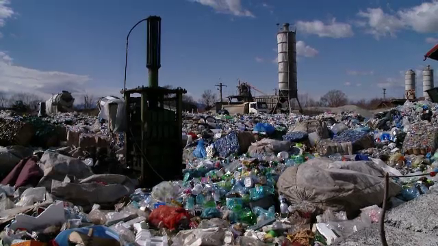 Gunoaiele adunate de o firmă de colectare s-au împrăştiat pe câmpurile din Covasna. Ce spun responsabilii