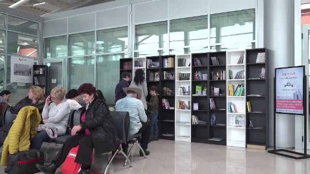 Cum luptă bibliotecile publice să-și atragă clienții: cărți în aeroport, ceai şi desert