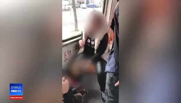 VIDEO șocant. O femeie bate un câine într-un tramvai, însă nimeni nu intervine