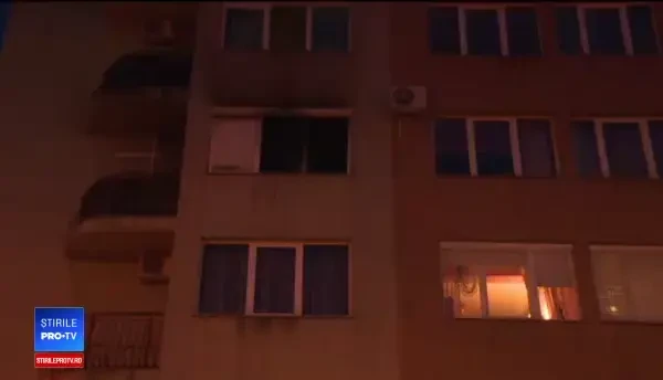 Un tânăr a sărit de la etajul doi din apartamentul care luase foc. De ce îl suspectează vecinii