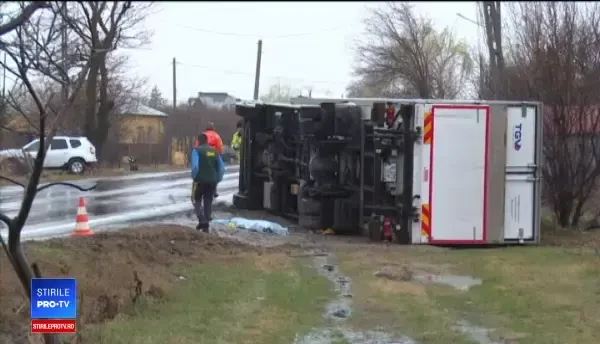 Soț și soție, accidentați mortal de un TIR, în drum spre muncă. Explicația șoferului vinovat