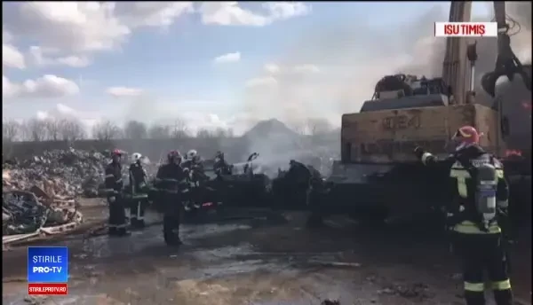 Incendiu violent la un centru de mașini casate, în Timișoara. Fumul, vizibil de la 5 km