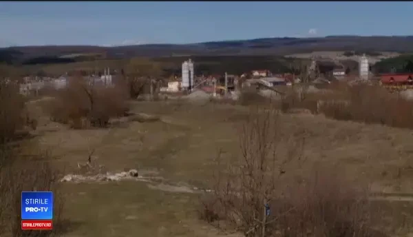 Gunoaiele adunate de o firmă de colectare s-au împrăştiat pe câmpurile din Covasna. Ce spun responsabilii