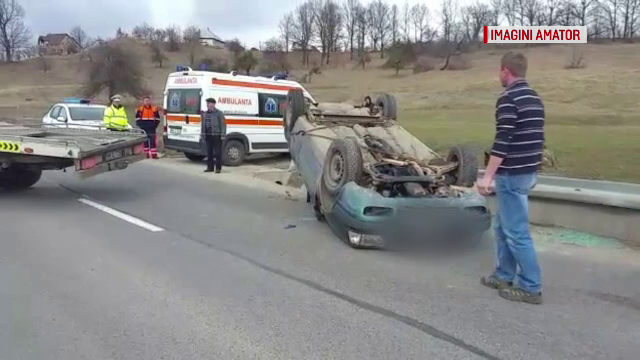 Un pensionar aflat la volan s-a răsturnat cu maşina şi a rănit 2 oameni. Ce voia să facă