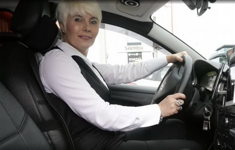 Cum a scăpat o româncă, șofer de taxi, de moarte. 2 clienți i-au dat foc și au strâns-o de gât