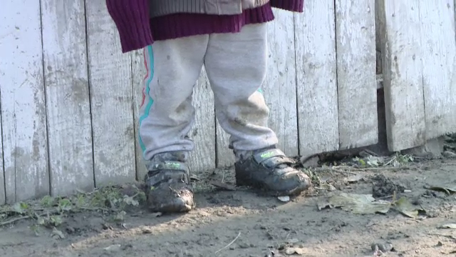 8 copii au fost luaţi din familie de autorităţile din Vaslui. Condiţiile în care erau ţinuţi