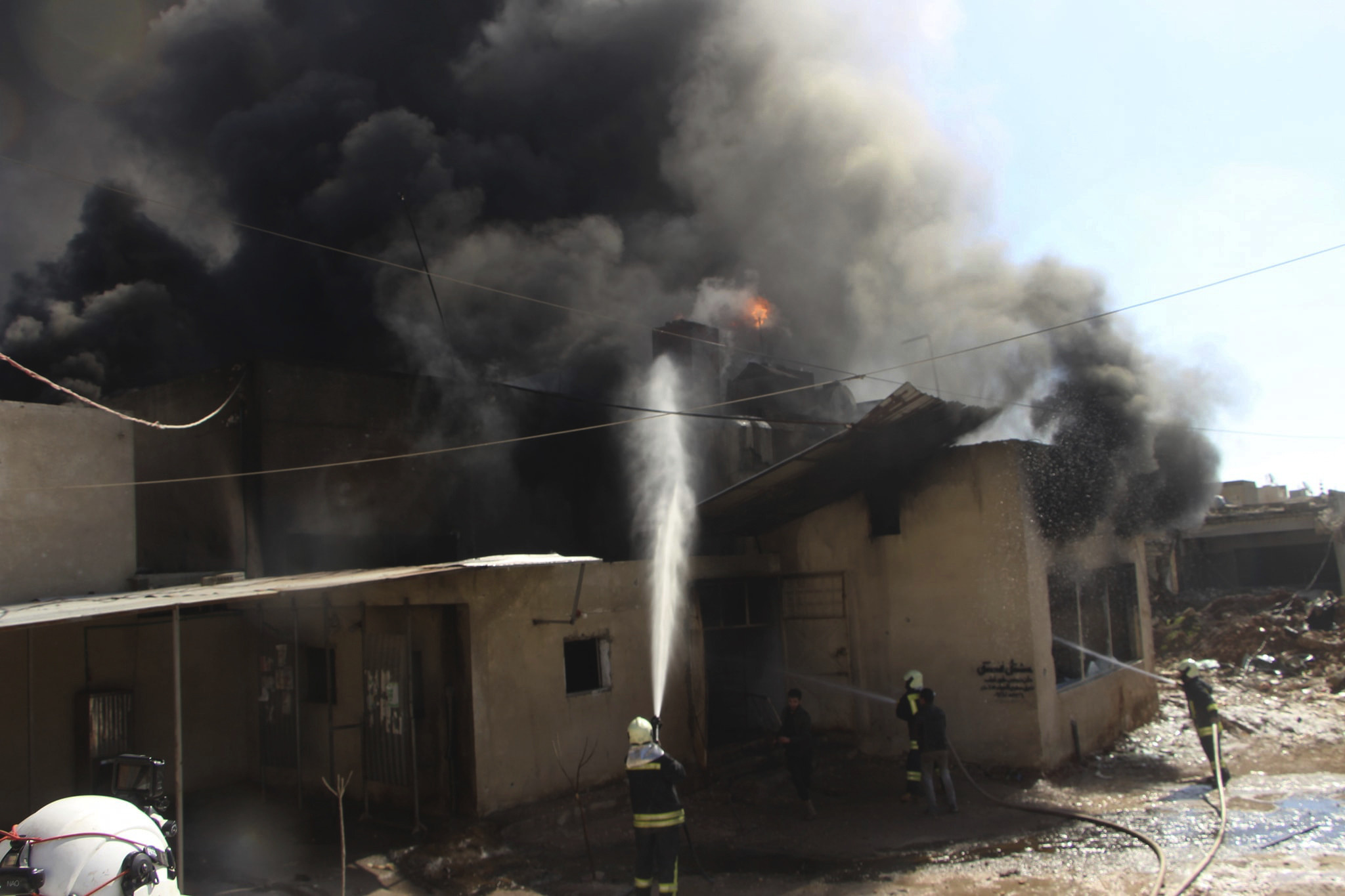 Ruşii au bombardat poziţiile rebelilor din Siria. 13 civili ucişi, între care 6 copii