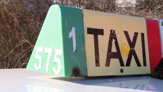 Taximetrist din Botoşani, bătut de 2 clienţi beţi care i-au furat apoi maşina