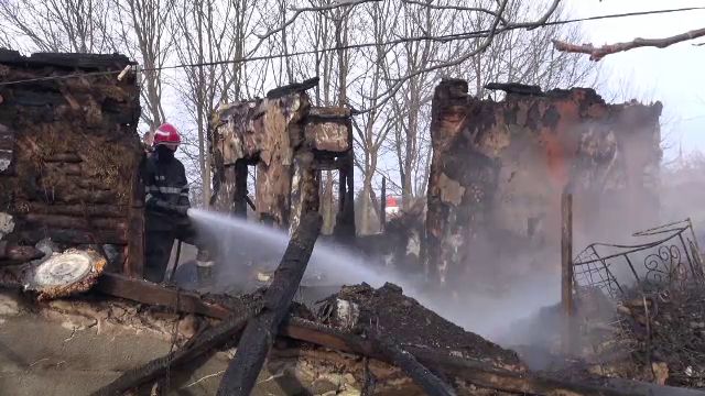 O bătrână a ars de vie în casă, în Bacău. "Moşu' a sărit, dar uite că ea nu"