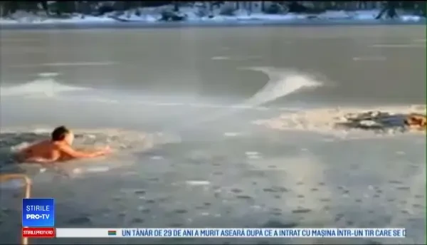 Un bărbat a sărit în apa înghețată a unui lac. Ce observase