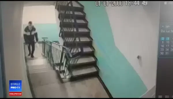 Momentul în care un bărbat din Iaşi se preface că e jefuit în scara blocului. VIDEO