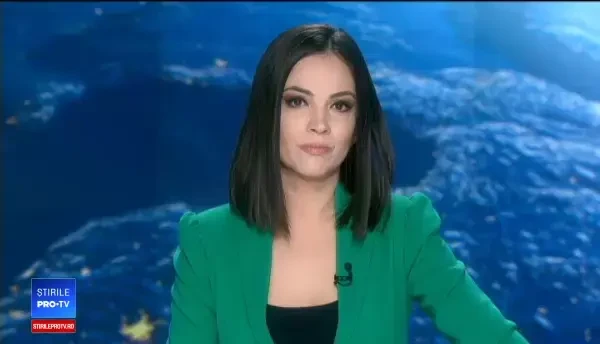 Momentul în care un bărbat se preface că e jefuit în scara blocului, neştiind că e filmat