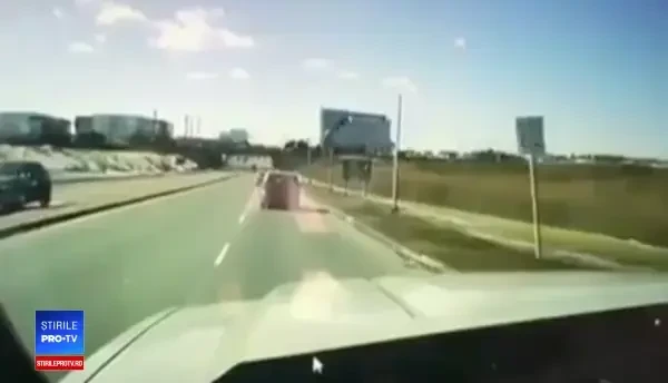 Un șofer s-a trezit cu un avion în fața mașinii, pe autostradă. Ce s-a întâmplat