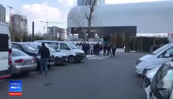 Sute de bucureșteni au ieșit în stradă pentru a susține mișcarea #șîeu - zona Floreasca