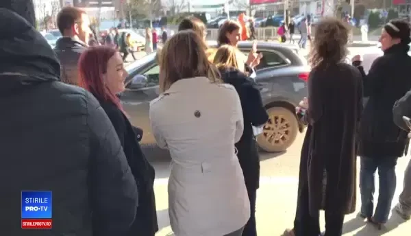 Sute de bucureșteni au ieșit în stradă pentru a susține mișcarea #șîeu - zona Floreasca