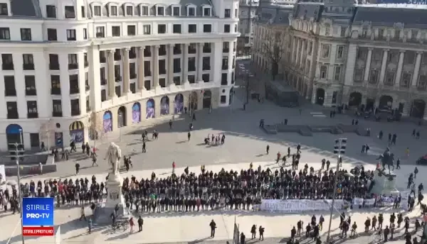 Sute de bucureșteni au ieșit în stradă pentru a susține mișcarea #șîeu - Piața Romană