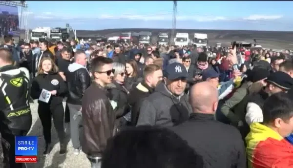 Momentul în care Ștefan Mandachi taie panglica și inaugurează autostrada de 1 metru. VIDEO