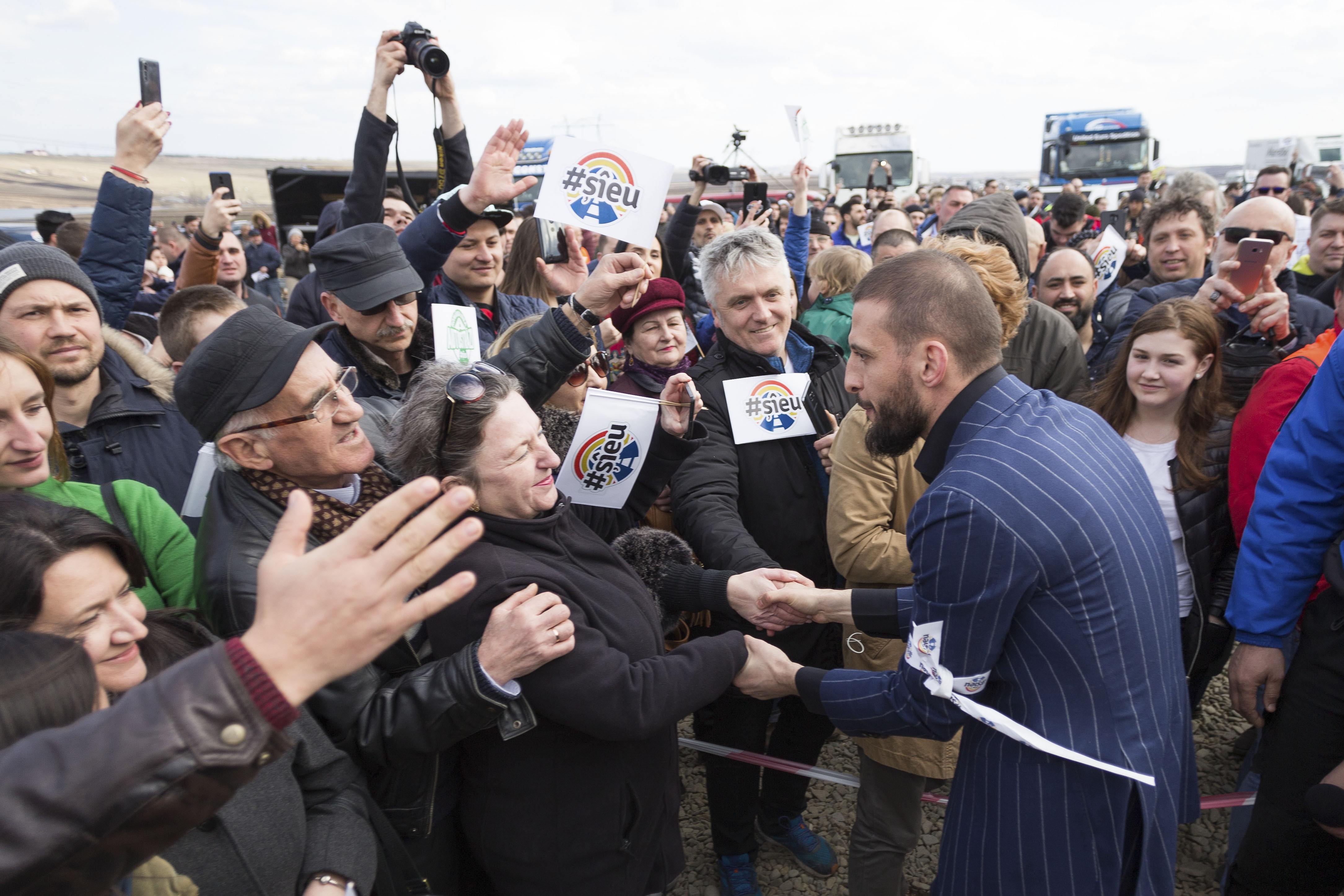 BBC, despre campania lui Mandachi: ”Cea mai mică autostradă din lume face de rușine o națiune”