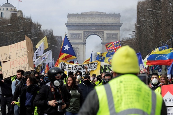 Lupte în Paris. Vestele Galbene au incendiat bănci și au jefuit magazine