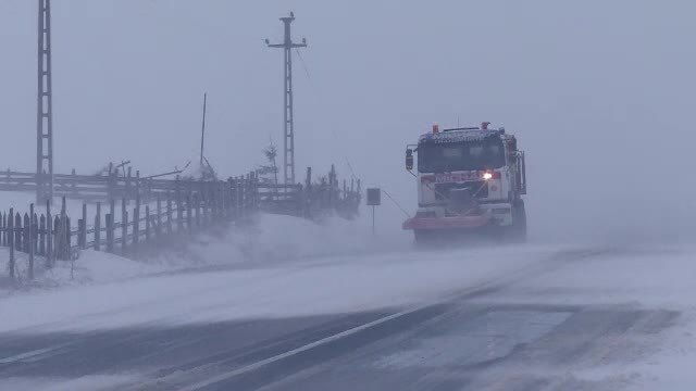 Trafic blocat și mai multe accidente. Iarna a pus stăpânire pe câteva zone din țară