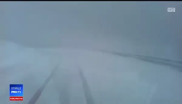 Trafic blocat și mai multe accidente. Iarna a pus stăpânire pe câteva zone din țară