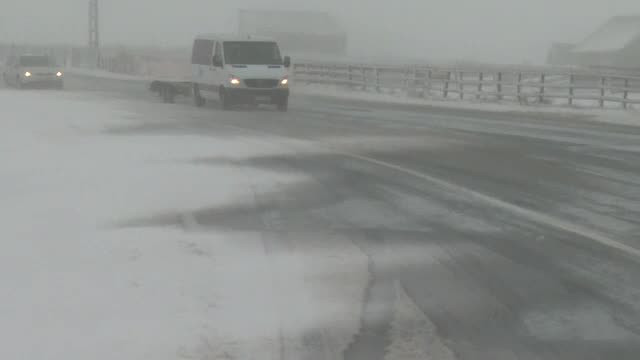 Ninsoare viscolită în zonele montane. Pe creste vântul a depășit 100 de km/h