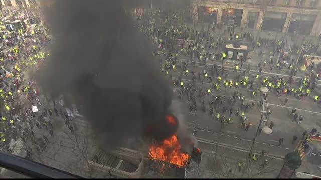 120 de arestați după protestul „vestelor galbene” din Paris. Scene de război pe străzi