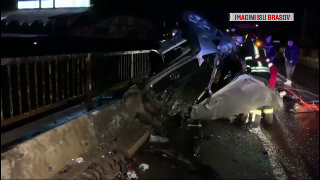 O șoferiță de 22 de ani a intrat cu mașina într-un cap de pod. Ce suspectează polițiștii