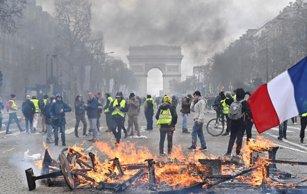 Scene de război în Paris, la un nou protest al „vestelor galbene”