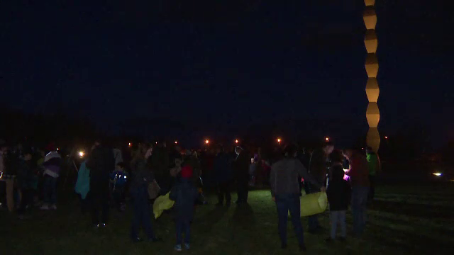 Lampioane lansate lângă Coloana Infinitului la 62 de ani de la moartea lui Brâncuși