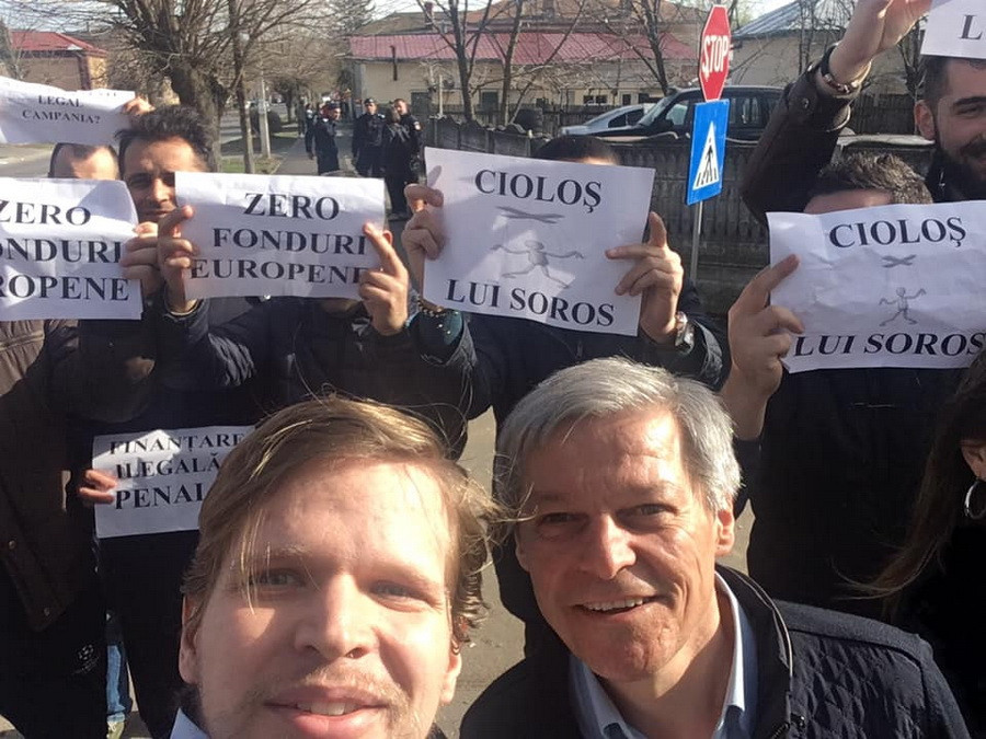 Dacian Cioloș și-a făcut selfie cu fanii PSD, veniți să-l huiduie și să-l critice